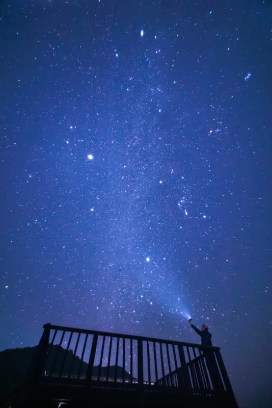 無料スマホ壁紙 冬の天の川に近づいてみた。AndroidとiPhoneに対応した4K高画質の無料待ち受け画像。三重県南伊勢町の中ノ磯展望台で撮影したフリー写真素材