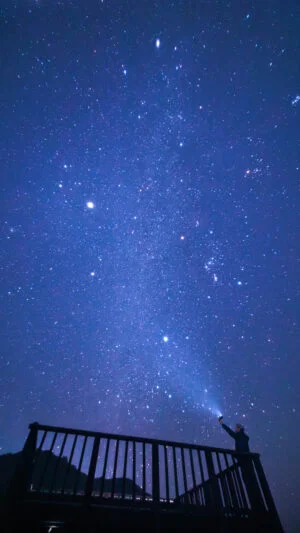 無料スマホ壁紙 冬の天の川に近づいてみた。AndroidとiPhoneに対応した4K高画質の無料待ち受け画像。三重県南伊勢町の中ノ磯展望台で撮影したフリー写真素材