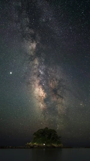 無料スマホ壁紙 天の川と無人島。AndroidとiPhoneに対応した4K高画質の無料待ち受け画像。三重県志摩市のあづり浜で撮影したフリー写真素材