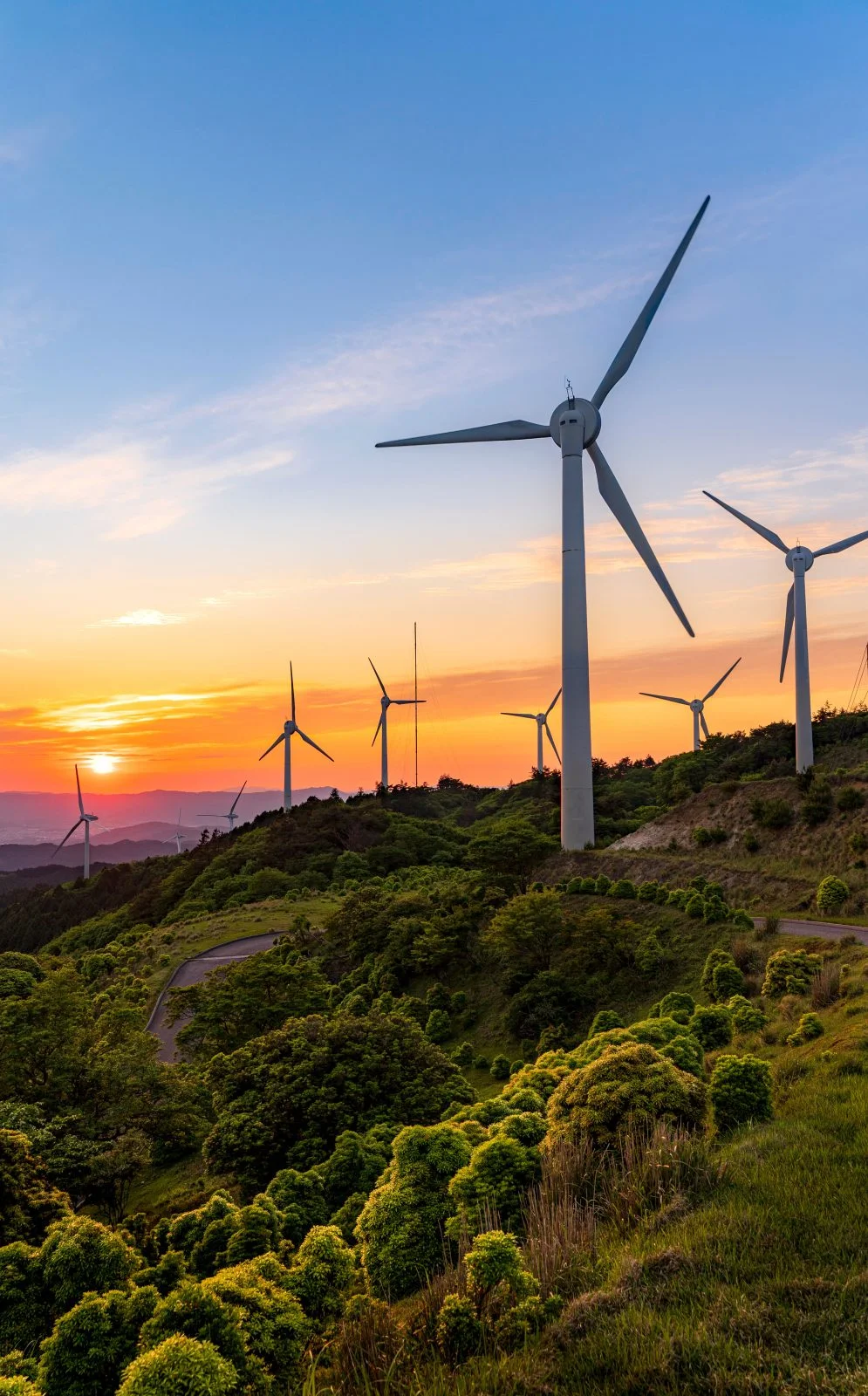 無料スマホ壁紙 初夏の夕焼け。AndroidとiPhoneに対応した4K高画質の無料待ち受け画像。三重県津市の青山高原で撮影したフリー写真素材