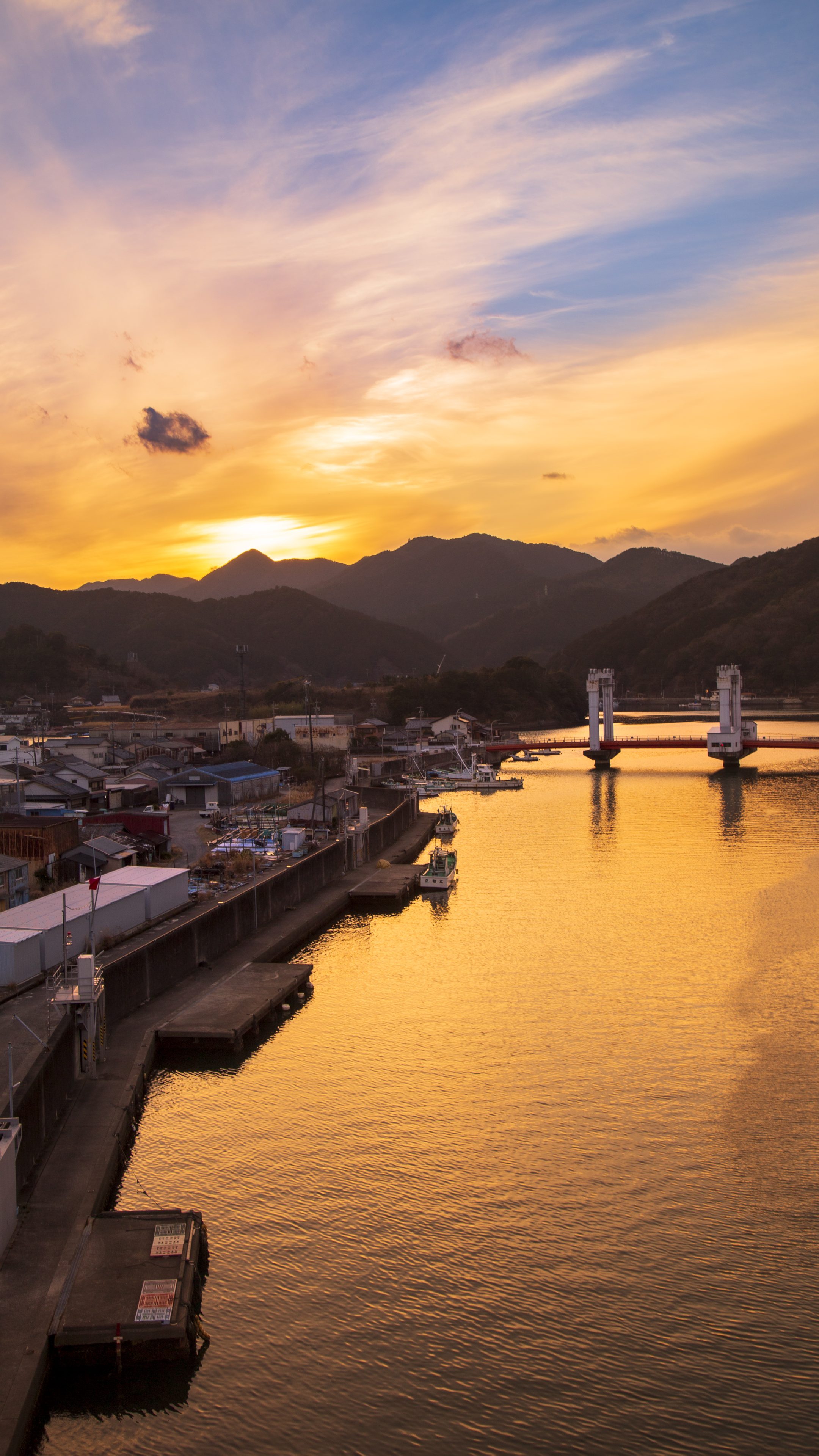 無料スマホ壁紙 紀伊長島の夕焼け。AndroidとiPhoneに対応した4K高画質の無料待ち受け画像。三重県紀北町の江ノ浦大橋で撮影したフリー写真素材