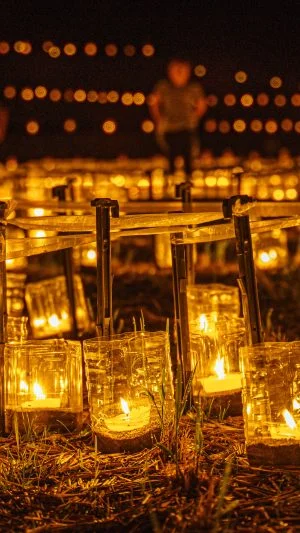 無料壁紙 灯籠に囲まれて。PCとデスクトップ壁紙に最適な4K高画質の無料壁紙。三重県松阪市の深野のだんだん田で撮影したフリー写真素材