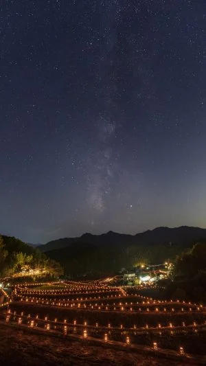 無料スマホ壁紙 だんだん田と天の川。AndroidとiPhoneに対応した4K高画質の無料待ち受け画像。三重県松阪市の深野のだんだん田で撮影したフリー写真素材