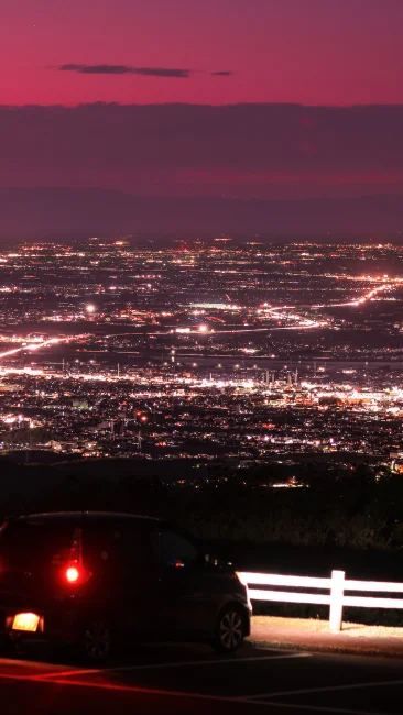 無料壁紙 朝熊山頂展望台からの夜景。PCとデスクトップ壁紙に最適な4K高画質の無料壁紙。三重県伊勢市の伊勢志摩スカイラインで撮影したフリー写真素材