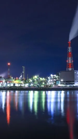 無料スマホ壁紙 勢いよく吹き上がる煙。AndroidとiPhoneに対応した4K高画質の無料待ち受け画像。三重県四日市市の霞ヶ浦緑地公園で撮影したフリー写真素材