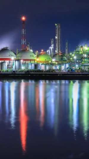 無料スマホ壁紙 工場夜景リフレクション。AndroidとiPhoneに対応した4K高画質の無料待ち受け画像。三重県四日市市の霞ヶ浦緑地公園で撮影したフリー写真素材