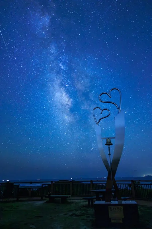 無料スマホ壁紙 夏の天の川とハートのオブジェ。AndroidとiPhoneに対応した4K高画質の無料待ち受け画像。三重県南伊勢町の見江島展望台で撮影したフリー写真素材