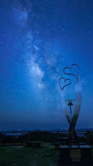 無料スマホ壁紙 夏の天の川とハートのオブジェ。AndroidとiPhoneに対応した4K高画質の無料待ち受け画像。三重県南伊勢町の見江島展望台で撮影したフリー写真素材