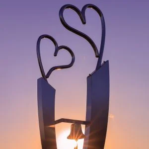 無料スマホ壁紙 幸せを呼ぶ鐘と夕陽。AndroidとiPhoneに対応した4K高画質の無料待ち受け画像。三重県南伊勢町の見江島展望台で撮影したフリー写真素材