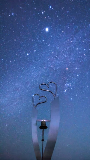 運気が上がる待ち受け 天の川とハートのロマンチックな夜。AndroidとiPhoneに対応した4K高画質の無料スマホ壁紙。三重県南伊勢町の見江島展望台で撮影したフリー写真素材