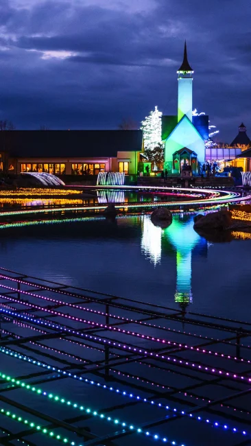 無料壁紙 水上イルミネーション 光の大河（虹色）。PCとデスクトップ壁紙に最適な4K高画質の無料壁紙。三重県桑名市のなばなの里で撮影したフリー写真素材