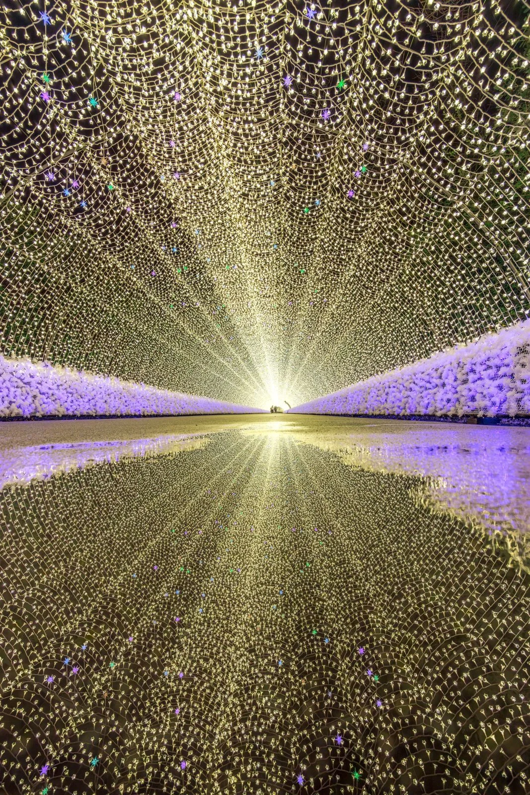 無料スマホ壁紙 銀河のような光のトンネル。AndroidとiPhoneに対応した4K高画質の無料待ち受け画像。三重県桑名市のなばなの里で撮影したフリー写真素材