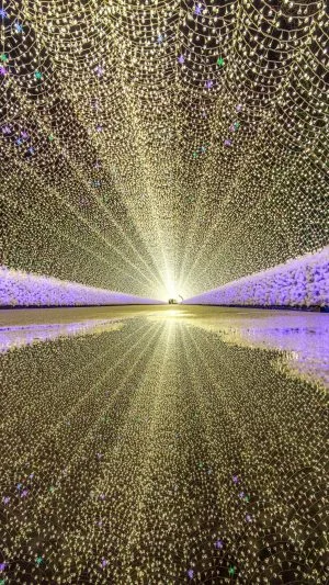 無料スマホ壁紙 銀河のような光のトンネル。AndroidとiPhoneに対応した4K高画質の無料待ち受け画像。三重県桑名市のなばなの里で撮影したフリー写真素材