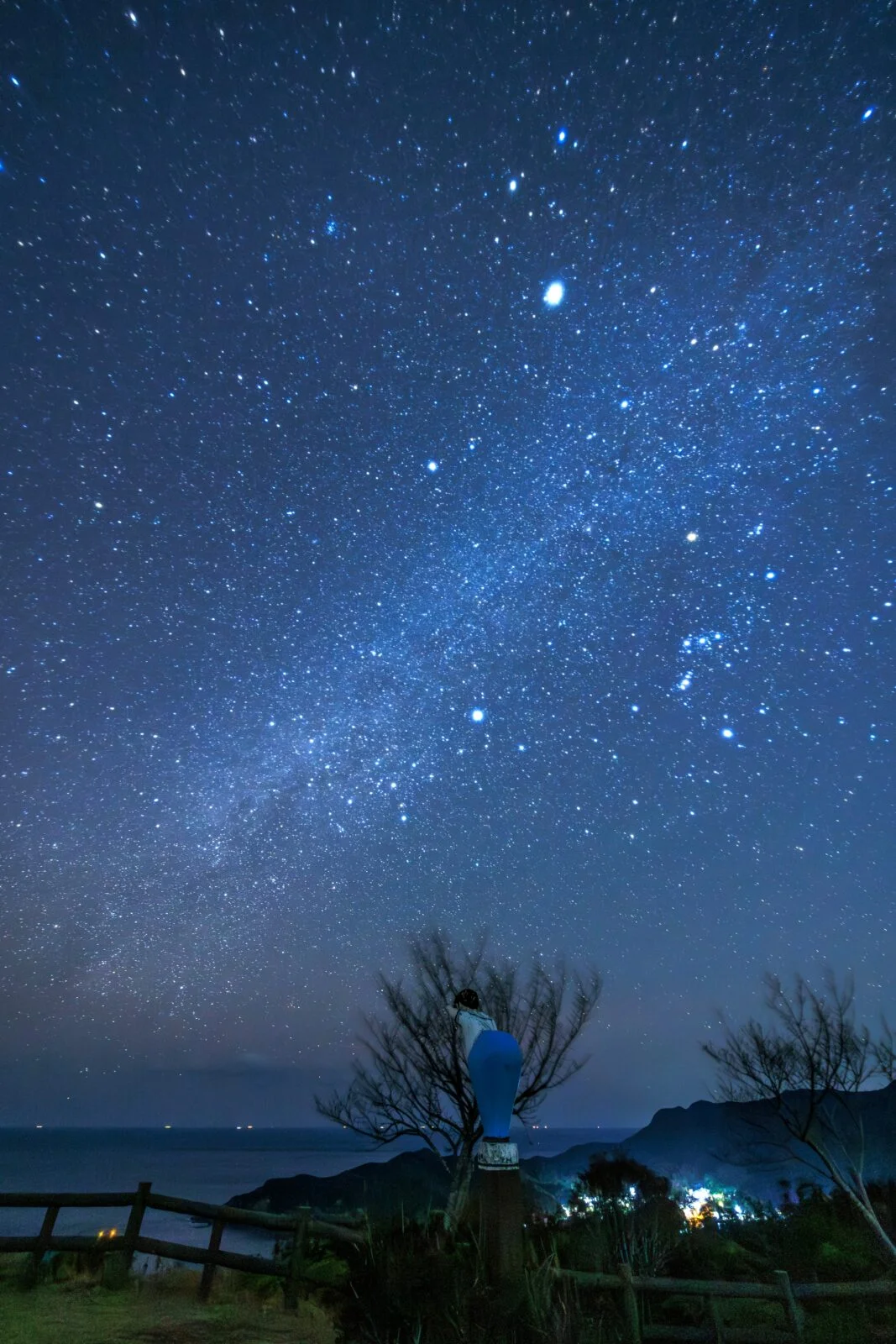 無料スマホ壁紙 プリケツモニュメントと冬の天の川。AndroidとiPhoneに対応した4K高画質の無料待ち受け画像。三重県南伊勢町の南海展望台で撮影したフリー写真素材