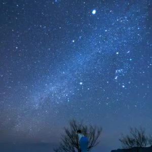 無料スマホ壁紙 プリケツモニュメントと冬の天の川。AndroidとiPhoneに対応した4K高画質の無料待ち受け画像。三重県南伊勢町の南海展望台で撮影したフリー写真素材