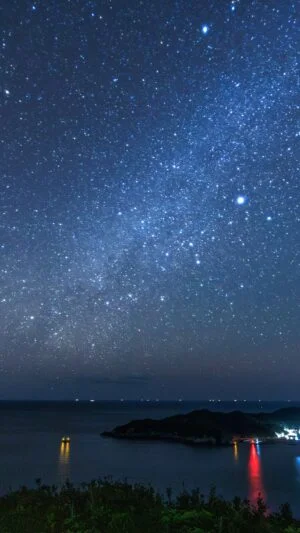 無料壁紙 相賀浦に降り注ぐ冬の天の川。PCとデスクトップ壁紙に最適な4K高画質の無料壁紙。三重県南伊勢町の南海展望台で撮影したフリー写真素材