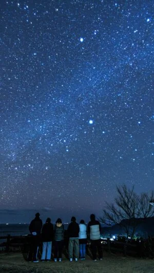 無料壁紙 冬の天の川を鑑賞する人。PCとデスクトップ壁紙に最適な4K高画質の無料壁紙。三重県南伊勢町の南海展望台で撮影したフリー写真素材