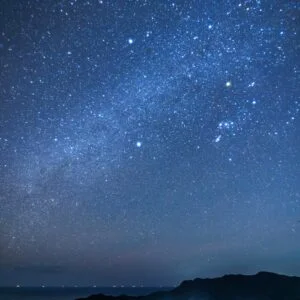 無料スマホ壁紙 冬の大三角と天の川。AndroidとiPhoneに対応した4K高画質の無料待ち受け画像。三重県南伊勢町の南海展望台で撮影したフリー写真素材