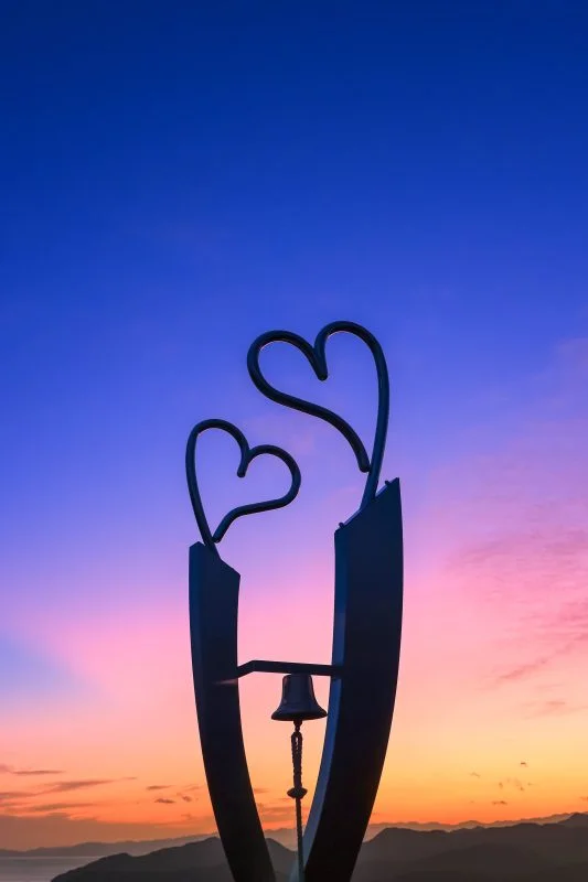 無料スマホ壁紙 マジックアワーとハートのオブジェ。AndroidとiPhoneに対応した4K高画質の無料待ち受け画像。三重県南伊勢町の鵜倉園地で撮影したフリー写真素材