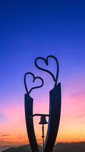 無料スマホ壁紙 マジックアワーとハートのオブジェ。AndroidとiPhoneに対応した4K高画質の無料待ち受け画像。三重県南伊勢町の鵜倉園地で撮影したフリー写真素材