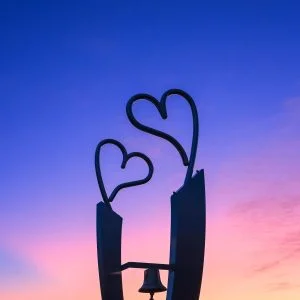 無料スマホ壁紙 マジックアワーとハートのオブジェ。AndroidとiPhoneに対応した4K高画質の無料待ち受け画像。三重県南伊勢町の鵜倉園地で撮影したフリー写真素材