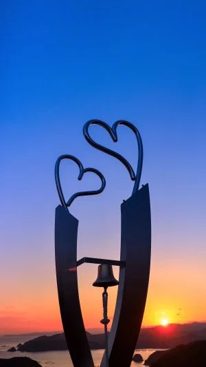 無料スマホ壁紙 夕焼けとハートのオブジェ。AndroidとiPhoneに対応した4K高画質の無料待ち受け画像。三重県南伊勢町の鵜倉園地で撮影したフリー写真素材