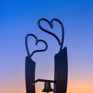 無料スマホ壁紙 夕焼けとハートのオブジェ。AndroidとiPhoneに対応した4K高画質の無料待ち受け画像。三重県南伊勢町の鵜倉園地で撮影したフリー写真素材