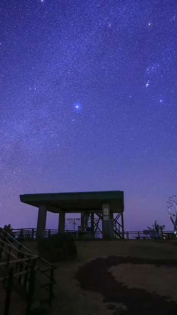 無料壁紙 冬の天の川と見江島展望台の広場。PCとデスクトップ壁紙に最適な4K高画質の無料壁紙。三重県南伊勢町の鵜倉園地で撮影したフリー写真素材