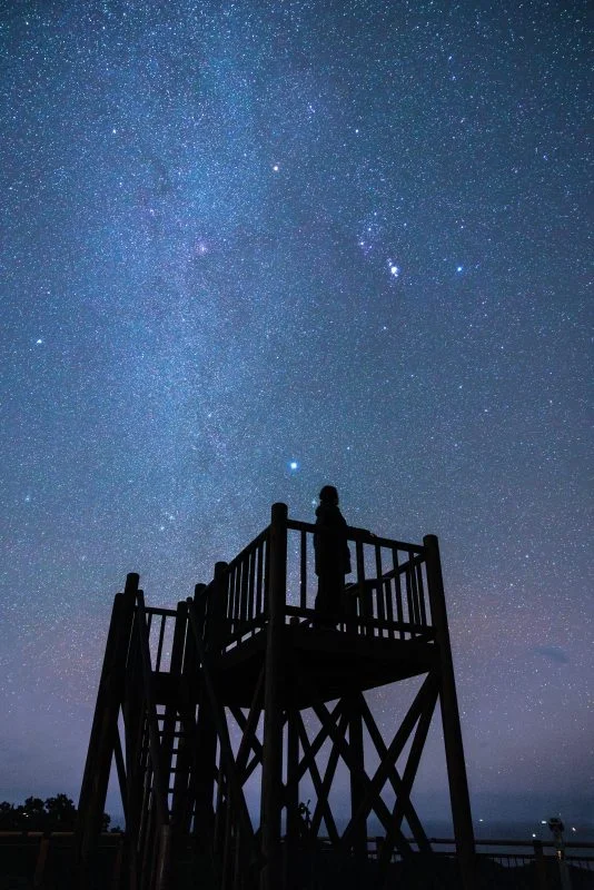 無料スマホ壁紙 冬の天の川を展望デッキから眺める人。AndroidとiPhoneに対応した4K高画質の無料待ち受け画像。三重県南伊勢町の鵜倉園地で撮影したフリー写真素材