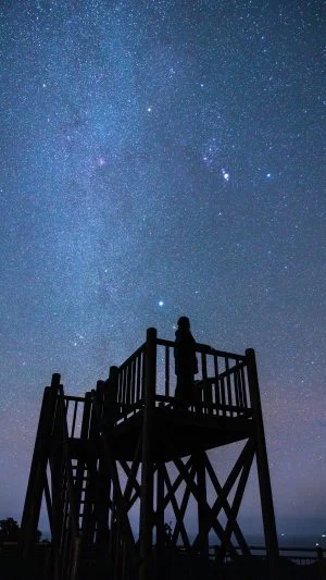 無料スマホ壁紙 冬の天の川を展望デッキから眺める人。AndroidとiPhoneに対応した4K高画質の無料待ち受け画像。三重県南伊勢町の鵜倉園地で撮影したフリー写真素材