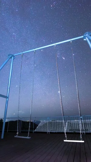 無料壁紙 天空のブランコに広がる冬の天の川。PCとデスクトップ壁紙に最適な4K高画質の無料壁紙。三重県南伊勢町の鵜倉園地で撮影したフリー写真素材