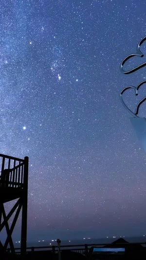 無料壁紙 ハートオブジェと冬の天の川。PCとデスクトップ壁紙に最適な4K高画質の無料壁紙。三重県南伊勢町の鵜倉園地で撮影したフリー写真素材