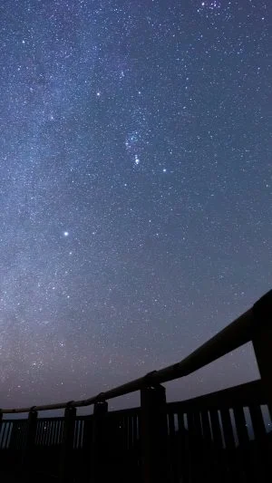 無料壁紙 展望台の手すりの先は天の川と満天の星。PCとデスクトップ壁紙に最適な4K高画質の無料壁紙。三重県南伊勢町の鵜倉園地で撮影したフリー写真素材