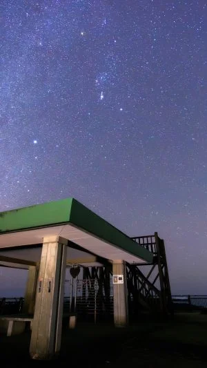 無料壁紙 東屋と冬の天の川とハートオブジェ。PCとデスクトップ壁紙に最適な4K高画質の無料壁紙。三重県南伊勢町の鵜倉園地で撮影したフリー写真素材