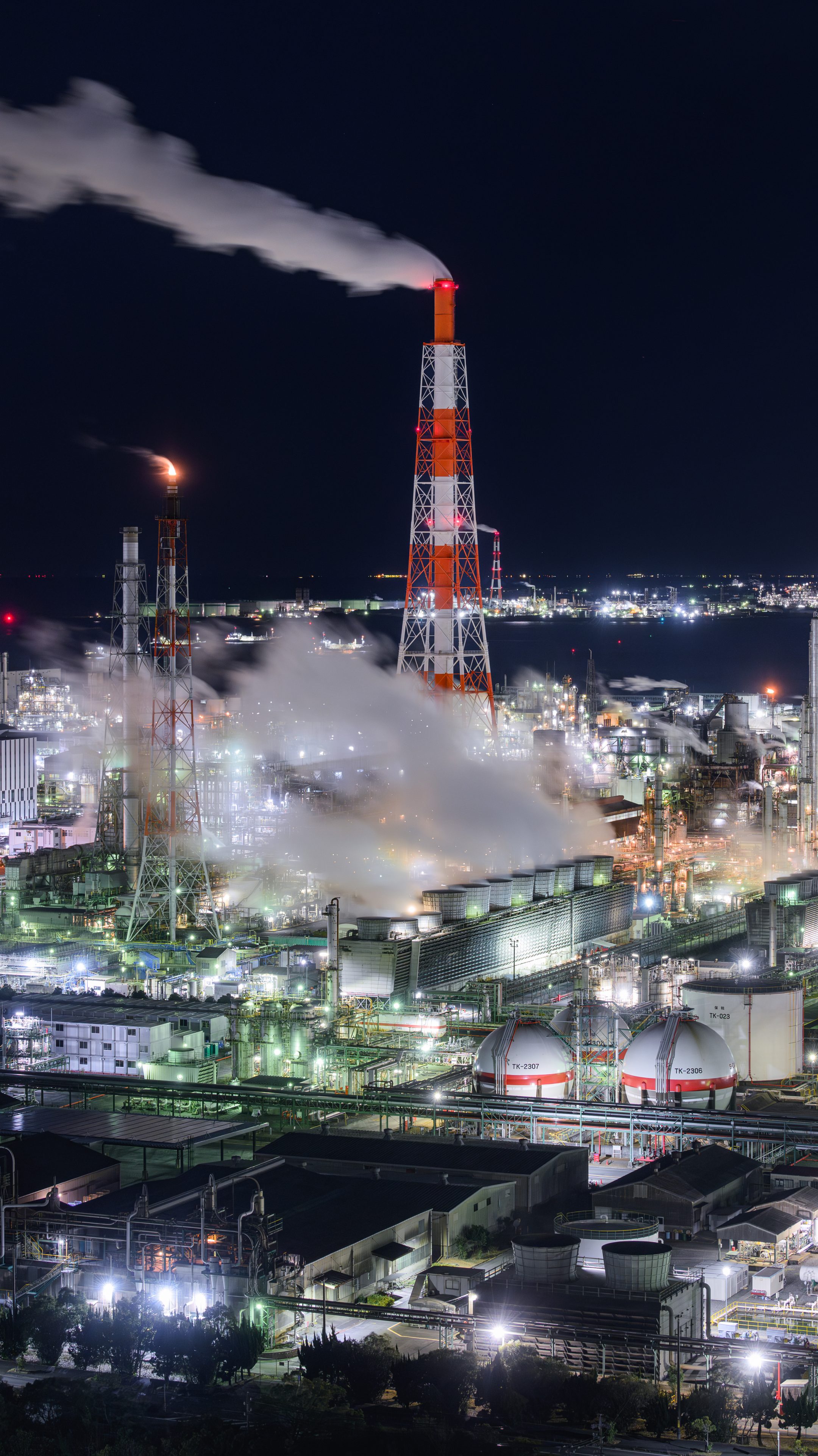 無料スマホ壁紙 蠢く冬の工場地帯。AndroidとiPhoneに対応した4K高画質の無料待ち受け画像。三重県四日市市の四日市コンビナートで撮影したフリー写真素材