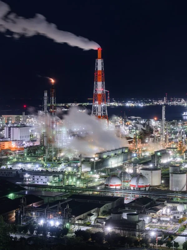 無料スマホ壁紙 蠢く冬の工場地帯。AndroidとiPhoneに対応した4K高画質の無料待ち受け画像。三重県四日市市の四日市コンビナートで撮影したフリー写真素材