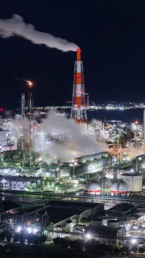 無料スマホ壁紙 蠢く冬の工場地帯。AndroidとiPhoneに対応した4K高画質の無料待ち受け画像。三重県四日市市の四日市コンビナートで撮影したフリー写真素材