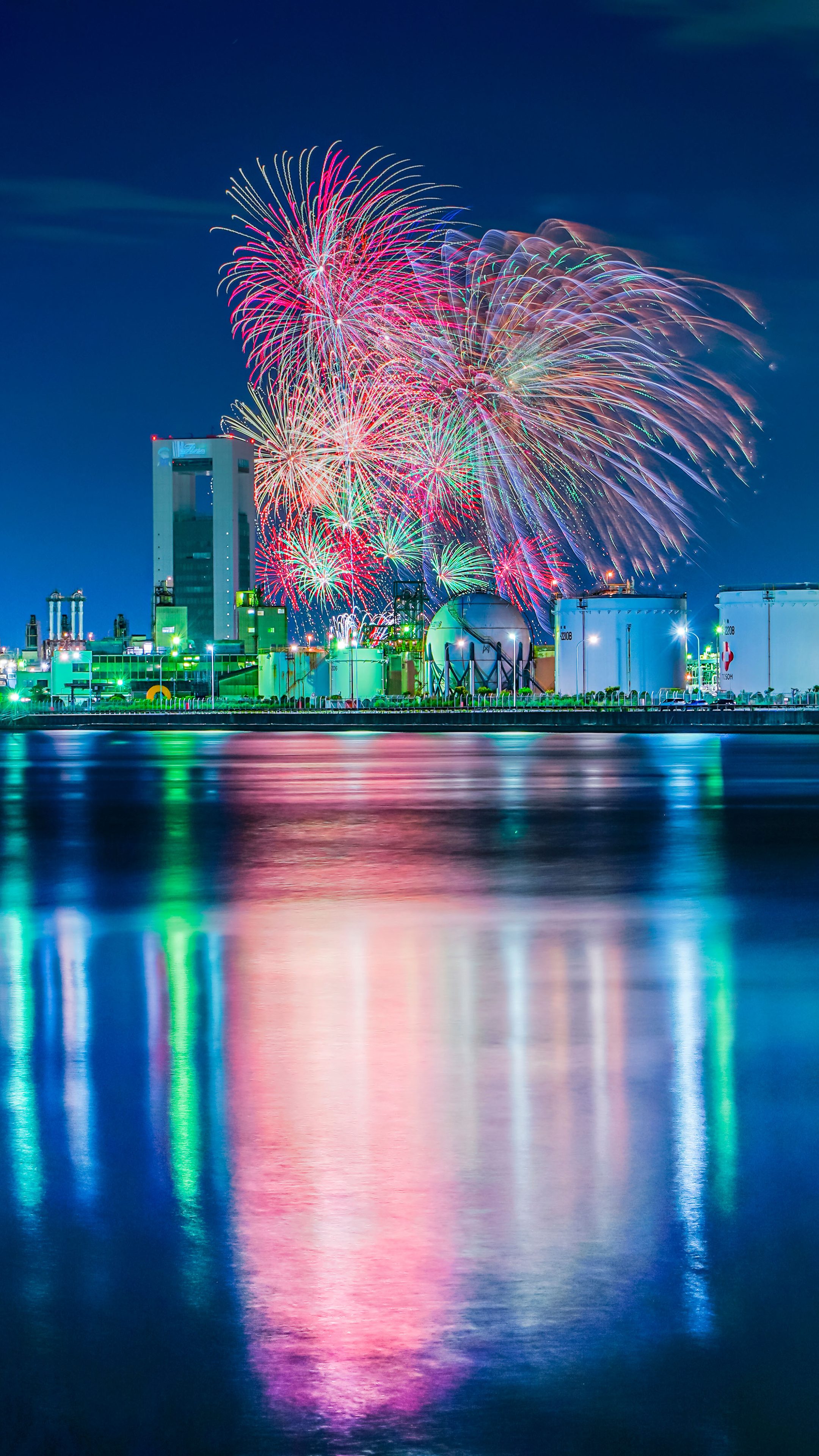 無料スマホ壁紙 花火と工場夜景。AndroidとiPhoneに対応した4K高画質の無料待ち受け画像。三重県四日市市の四日市コンビナートで撮影したフリー写真素材