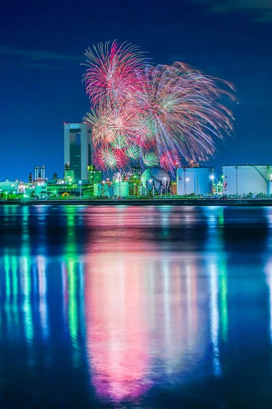 無料スマホ壁紙 花火と工場夜景。AndroidとiPhoneに対応した4K高画質の無料待ち受け画像。三重県四日市市の四日市コンビナートで撮影したフリー写真素材
