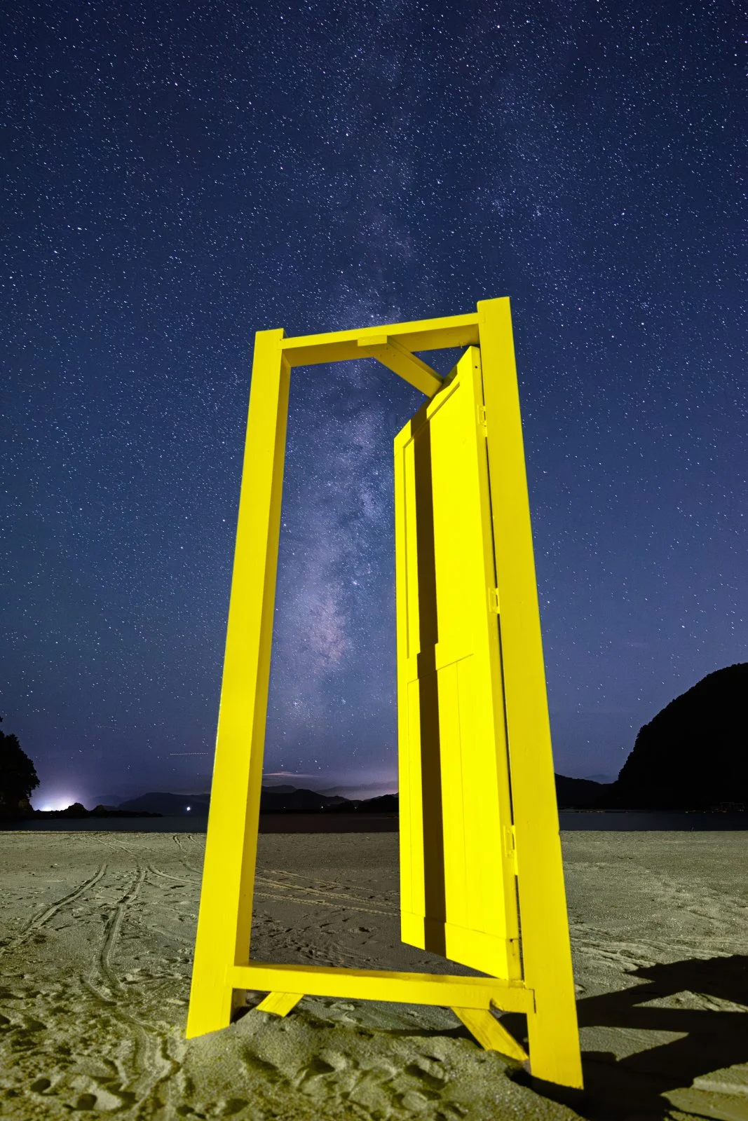 無料スマホ壁紙 どこでもドアの先は星空と天の川。AndroidとiPhoneに対応した4K高画質の無料待ち受け画像。三重県紀北町の城ノ浜プール＆ビーチで撮影したフリー写真素材