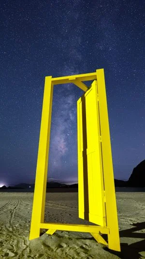 無料スマホ壁紙 どこでもドアの先は星空と天の川。AndroidとiPhoneに対応した4K高画質の無料待ち受け画像。三重県紀北町の城ノ浜プール＆ビーチで撮影したフリー写真素材