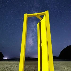 無料スマホ壁紙 どこでもドアの先は星空と天の川。AndroidとiPhoneに対応した4K高画質の無料待ち受け画像。三重県紀北町の城ノ浜プール＆ビーチで撮影したフリー写真素材