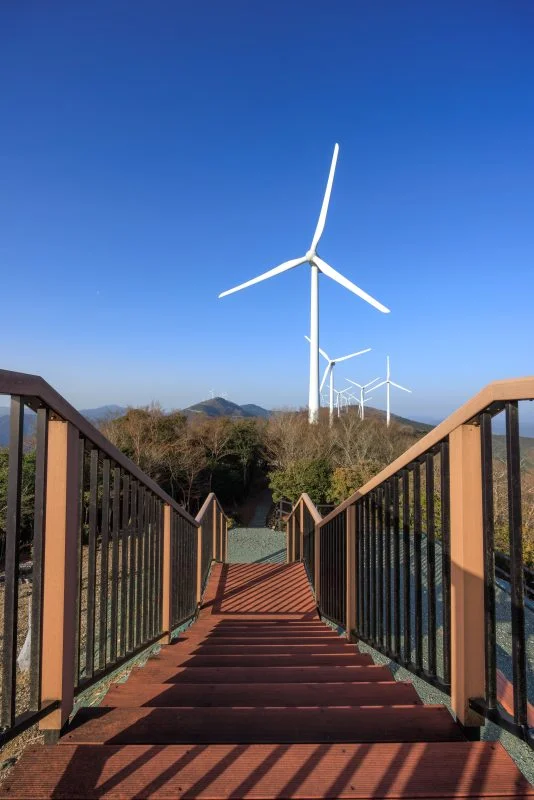 無料スマホ壁紙 展望大の階段と青空と風車。AndroidとiPhoneに対応した4K高画質の無料待ち受け画像。三重県度会町の度会ウィンドファームで撮影したフリー写真素材