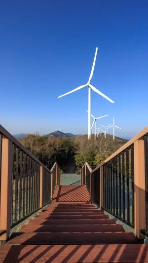 無料スマホ壁紙 展望大の階段と青空と風車。AndroidとiPhoneに対応した4K高画質の無料待ち受け画像。三重県度会町の度会ウィンドファームで撮影したフリー写真素材