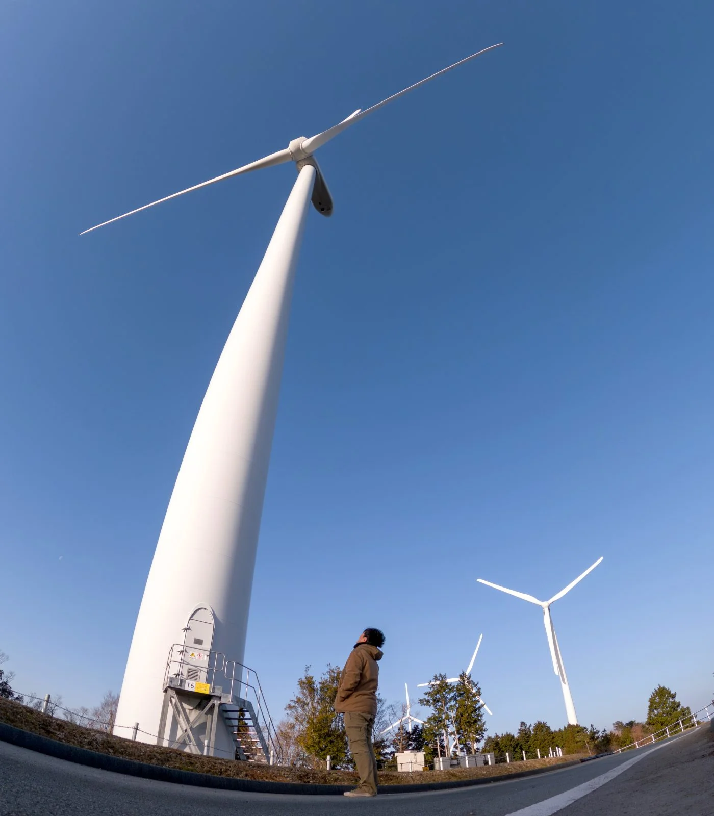 無料スマホ壁紙 風車の真下から眺める。AndroidとiPhoneに対応した4K高画質の無料待ち受け画像。三重県度会町の度会ウィンドファームで撮影したフリー写真素材