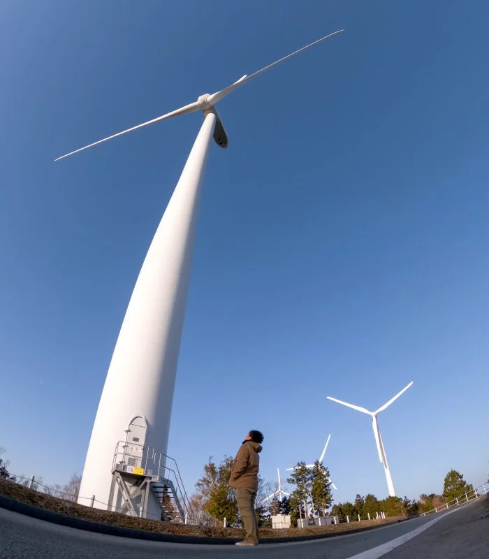 無料スマホ壁紙 風車の真下から眺める。AndroidとiPhoneに対応した4K高画質の無料待ち受け画像。三重県度会町の度会ウィンドファームで撮影したフリー写真素材