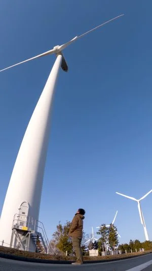 無料スマホ壁紙 風車の真下から眺める。AndroidとiPhoneに対応した4K高画質の無料待ち受け画像。三重県度会町の度会ウィンドファームで撮影したフリー写真素材