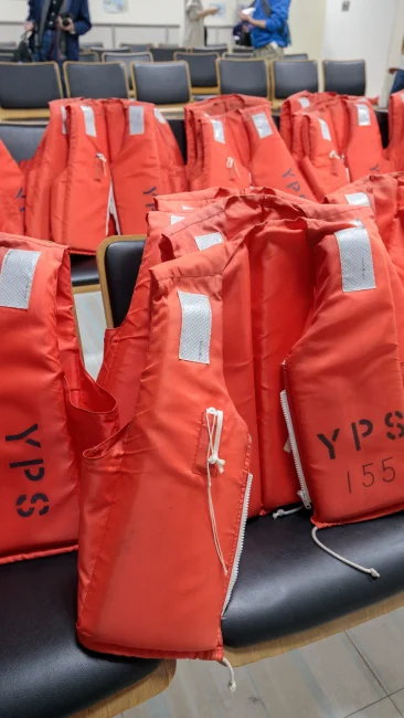 無料壁紙 クルーズ乗船時に着用する救命胴衣。PCとデスクトップ壁紙に最適な4K高画質の無料壁紙。三重県四日市市の四日市コンビナート夜景クルーズで撮影したフリー写真素材