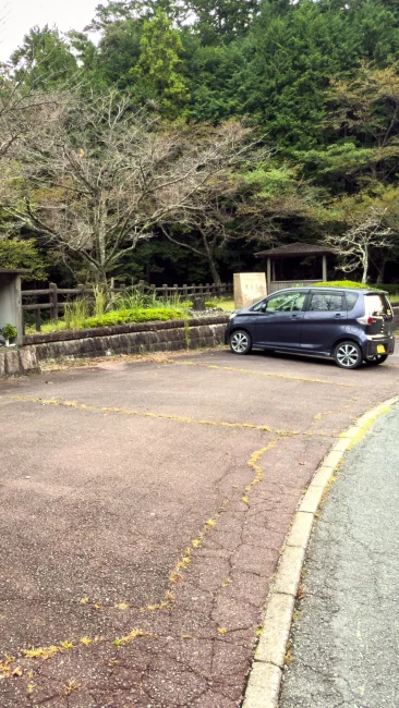 無料壁紙 駐車場。６台ほど駐車できます。PCとデスクトップ壁紙に最適な4K高画質の無料壁紙。三重県大台町の感謝の丘で撮影したフリー写真素材