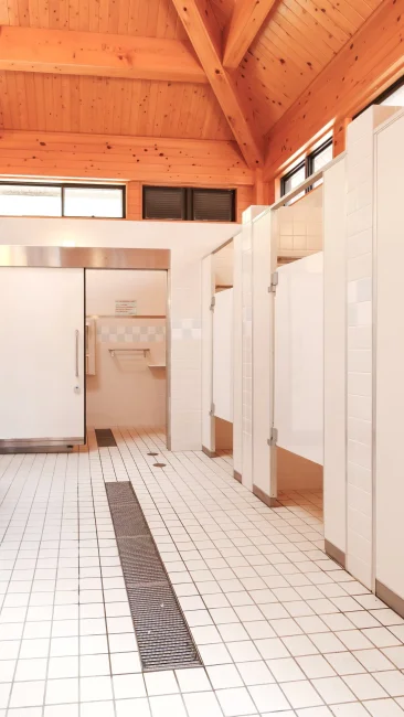 無料壁紙 男性用の更衣室＆温水シャワーの個室。PCとデスクトップ壁紙に最適な4K高画質の無料壁紙。三重県紀北町の黒浜海水浴場で撮影したフリー写真素材